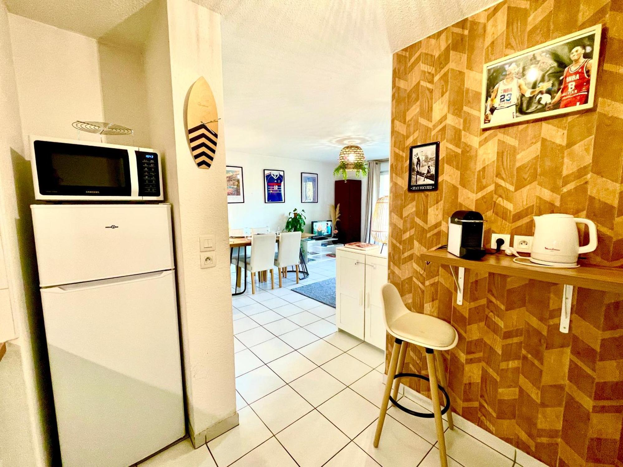 Bel T3 De 60m2 Avec Parking, Terrasse, Proche Du Metro Et Du Periph Apartment *