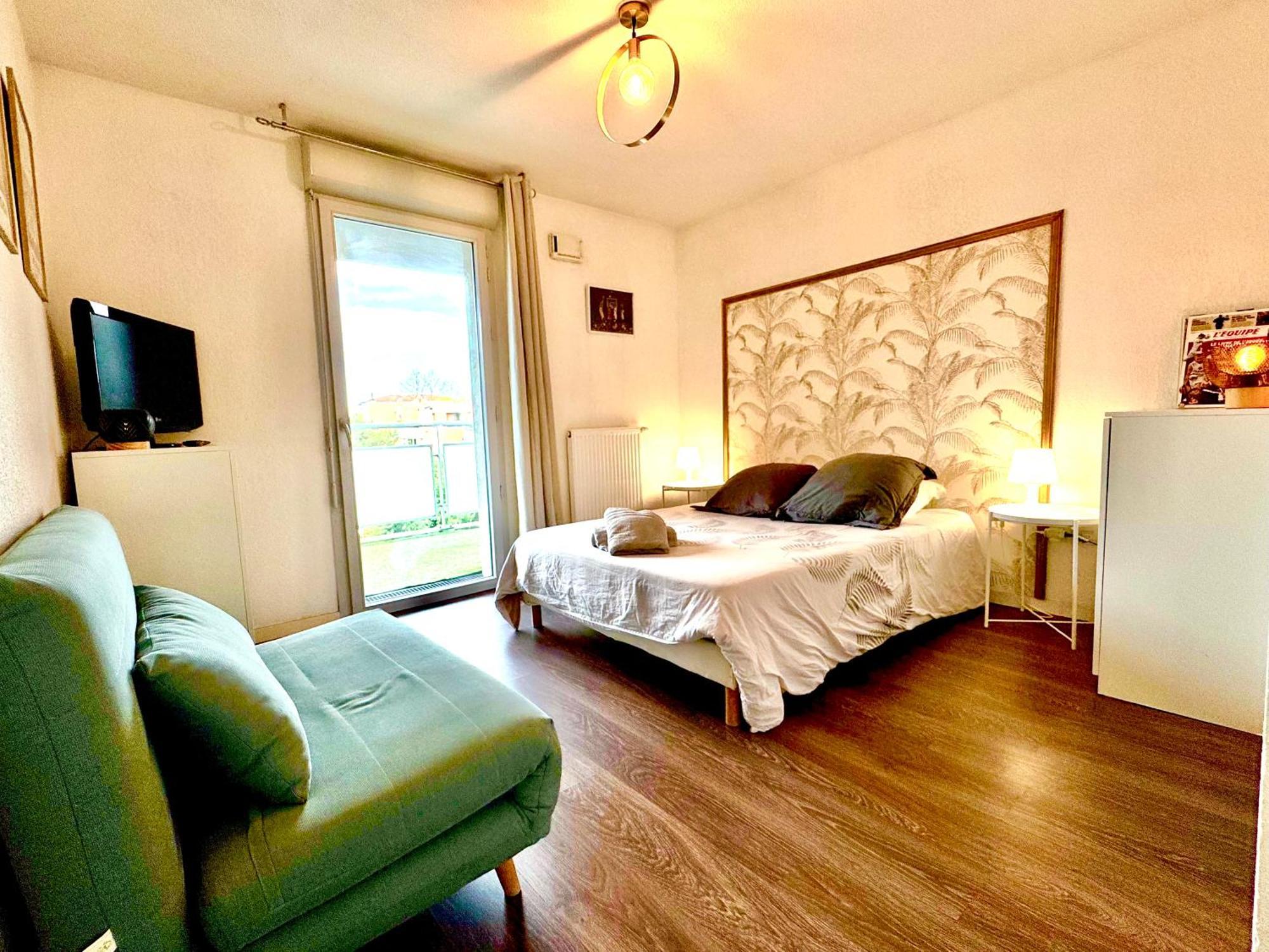 Bel T3 De 60m2 Avec Parking, Terrasse, Proche Du Métro Et Du Périph *